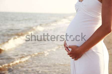 Mujer embarazada playa mujer cielo agua amor Foto stock © koca777