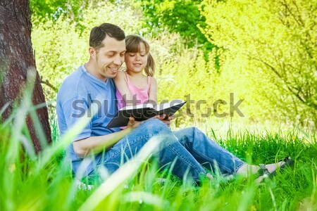 Foto stock: Jóvenes · padre · pequeño · hija · Biblia · árbol