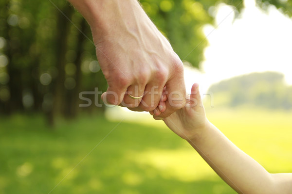 Padres mano pequeño nino familia seguridad Foto stock © koca777