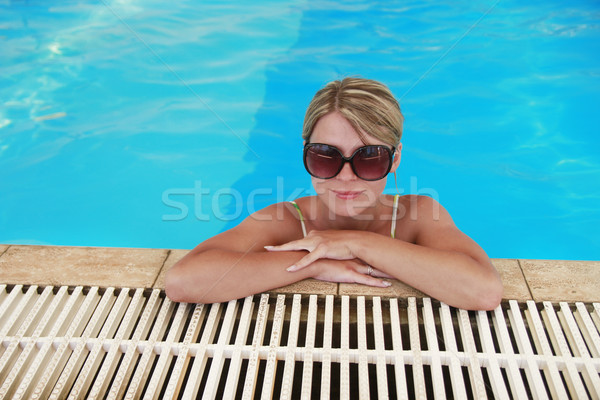 Lány kék víz medence szemüveg nap elleni védelem Stock fotó © koca777