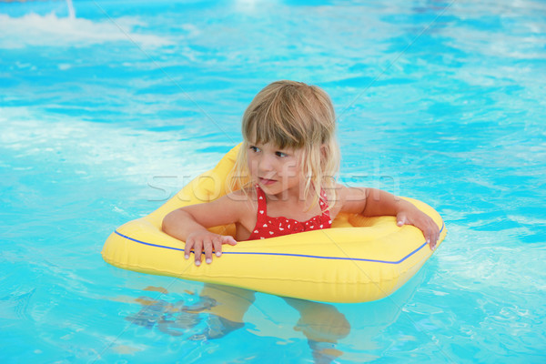 Nina piscina círculo agua ninos sol Foto stock © koca777