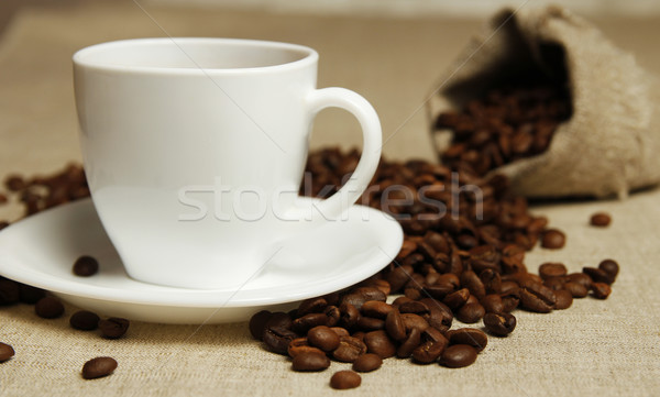 Kaffeebecher Kaffeebohnen Kaffee Rauch Schreibtisch schwarz Stock foto © koca777