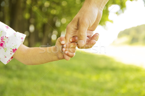 Padres mano pequeño nino familia seguridad Foto stock © koca777