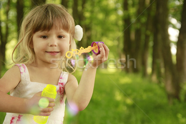 Kleines Mädchen Seifenblasen Mädchen Frühling Kinder Gras Stock foto © koca777
