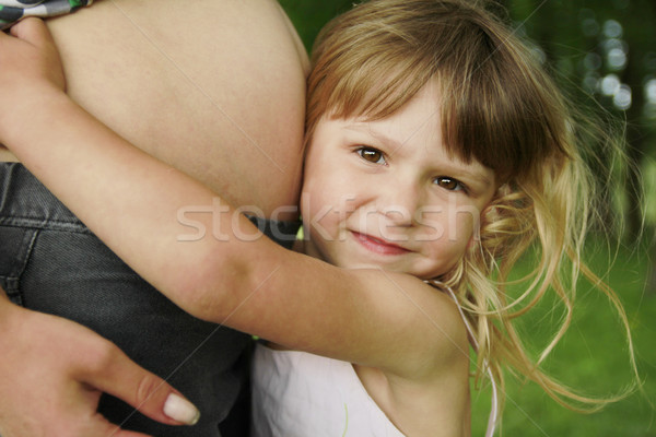 Foto d'archivio: Bambina · pancia · incinta · madre · natura · erba