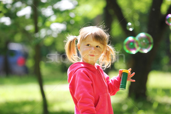 Meisje bubble zeepbel vrouw meisje hand Stockfoto © koca777