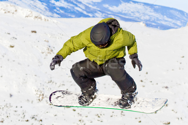 Skoki chłopca snowboardzie człowiek śniegu Zdjęcia stock © kokimk