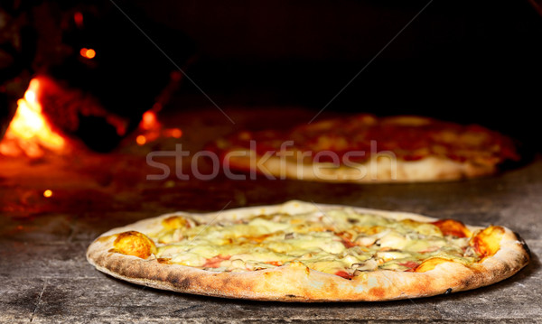 Pizza piekarnik drewna obiedzie Zdjęcia stock © kokimk