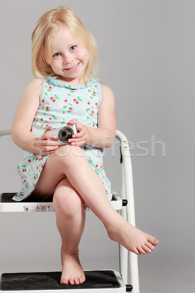 Stockfoto: Cute · meisje · vergadering · ladder · grijs · glimlach