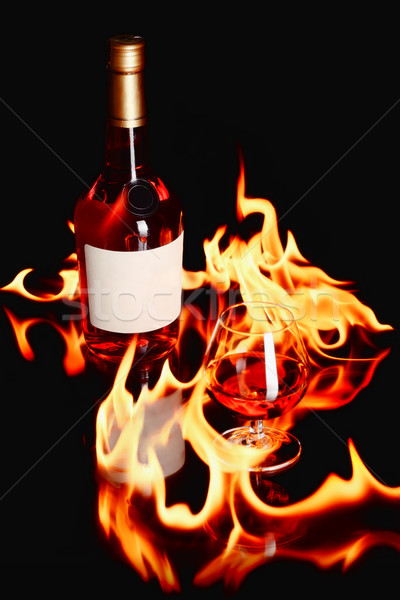 Vin brandy incendiu sticlă sticlă proiect Imagine de stoc © kokimk
