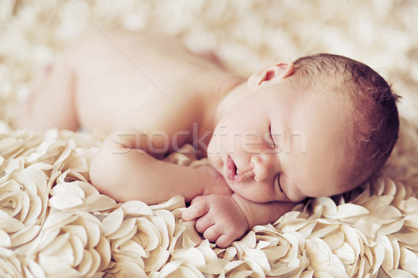 Imagine drăguţ dormit copil nou-nascut Imagine de stoc © konradbak