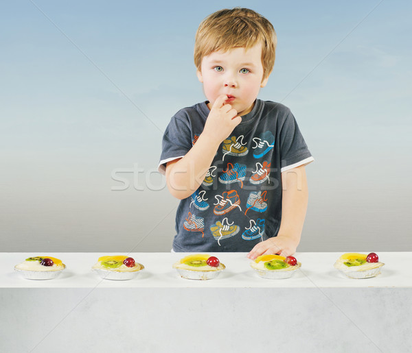 Cute pequeño nino delicioso pastel de frutas nino Foto stock © konradbak