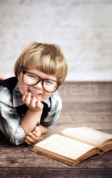 Foto d'archivio: Sorridere · piccolo · kid · lettura · libro