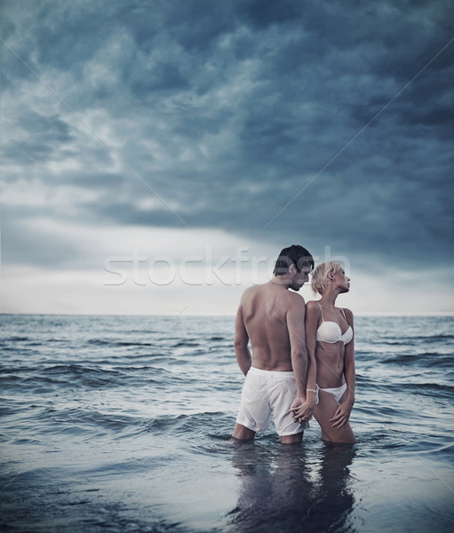 Frumos cuplu mare natură vară bărbaţi Imagine de stoc © konradbak