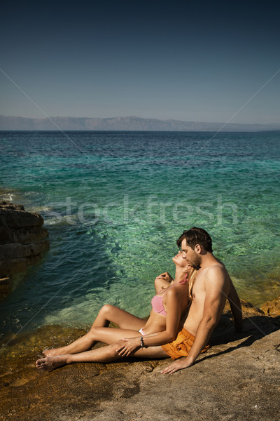Fiatal pér élvezi fölösleges idő trópusi tengerpart Stock fotó © konradbak