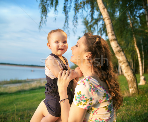 Portret lachend moeder baby kid vrouw Stockfoto © konradbak