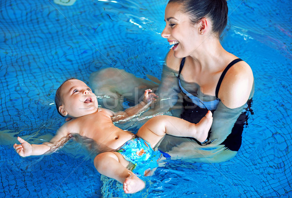 Jóvenes madre bebé relajante piscina cute Foto stock © konradbak