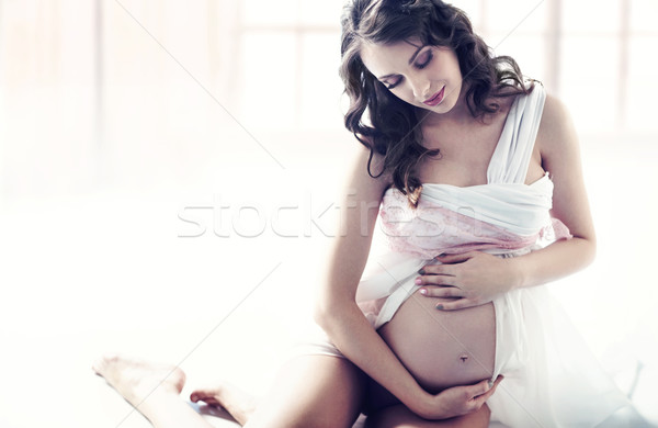 可愛的 年輕 媽媽 懷孕 母親 女子 商業照片 © konradbak