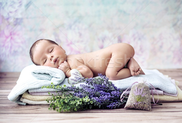 Nou-nascut copil dormit colorat floare Imagine de stoc © konradbak