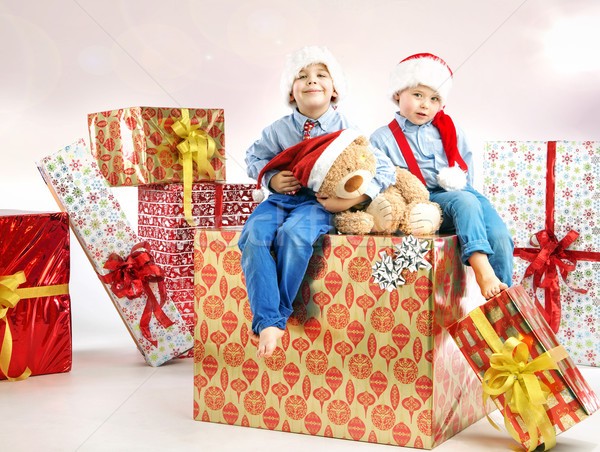 Foto stock: Dos · pequeño · hermanos · presenta · Navidad · feliz