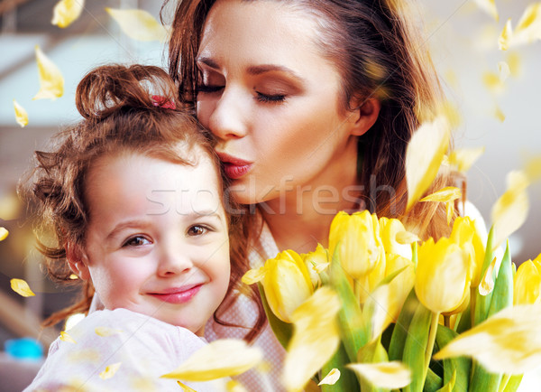 Zdjęcia stock: Dość · młodych · matka · całując · córka · kwiat