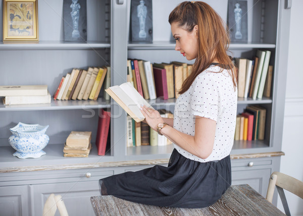 Elegante dama lectura interesante libro mujer Foto stock © konradbak