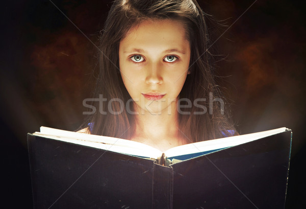 Młoda dziewczyna czytania starej książki książki dziecko edukacji Zdjęcia stock © konradbak
