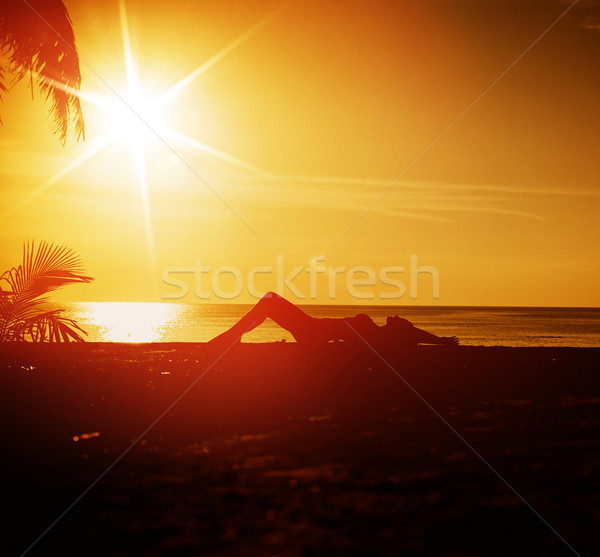 Foto d'archivio: Giovani · signora · rilassante · spiaggia · tramonto