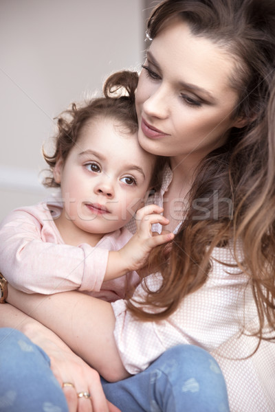 漂亮 媽媽 擁抱 心愛的 孩子 女兒 商業照片 © konradbak