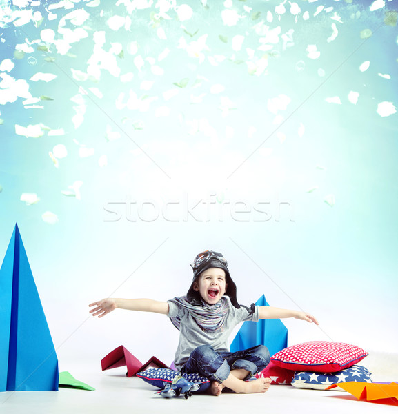 Stockfoto: Lachend · weinig · jongen · spelen · vliegtuig · speelgoed