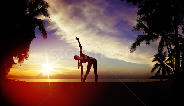 Flexibele vrouw opleiding strand tropisch strand meisje Stockfoto © konradbak