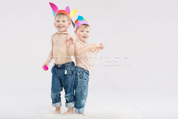 Iki cesur erkek oynama oynayan çocuklar bebek Stok fotoğraf © konradbak