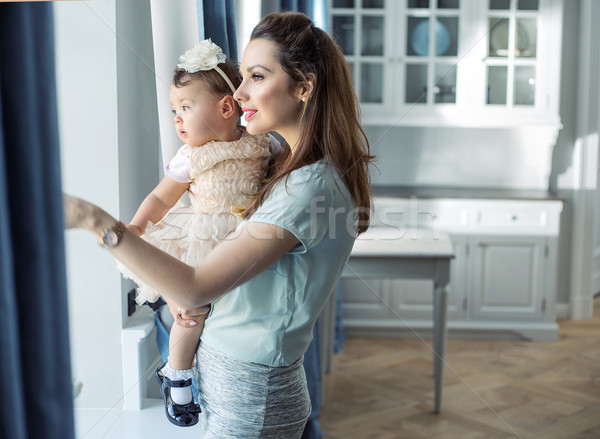 Moeder baby ontspannen stijlvol interieur weinig Stockfoto © konradbak