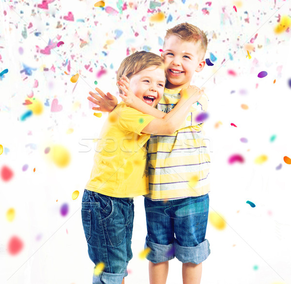 Kettő aranyos fiútestvérek élvezi színes világ Stock fotó © konradbak