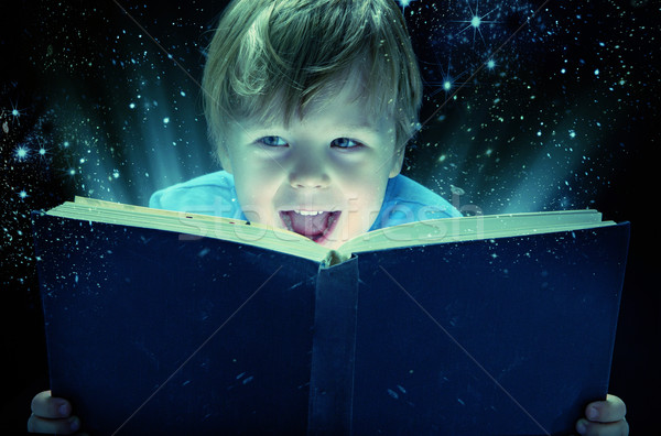Zdjęcia stock: śmiechem · mały · chłopca · magic · książki · starych