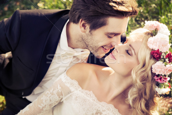 Romantic scena sărutat căsătorie cuplu zâmbet Imagine de stoc © konradbak