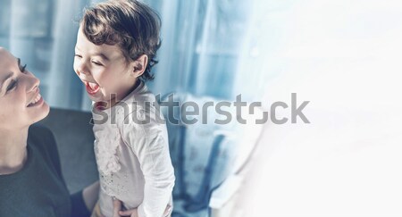 Destul de tineri mamă iubit fiica copil Imagine de stoc © konradbak