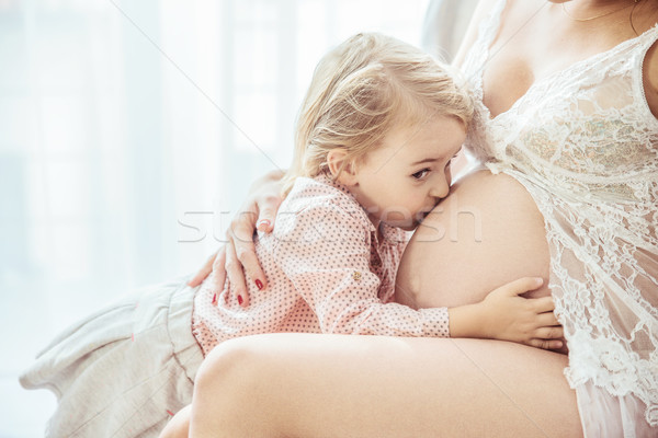 Foto stock: Bonitinho · pequeno · filha · beijando · mães · barriga