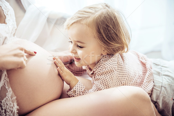 Stock fotó: Bájos · lánygyermek · megérint · terhes · anyák · has