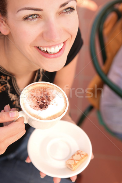 Lunchpauze vrouw koffie chocolade cake zomer Stockfoto © konradbak
