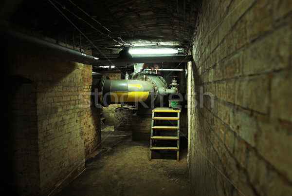 商業照片: 黑暗 · 地下室 · 老建築 · 建設 · 城市 · 窗口