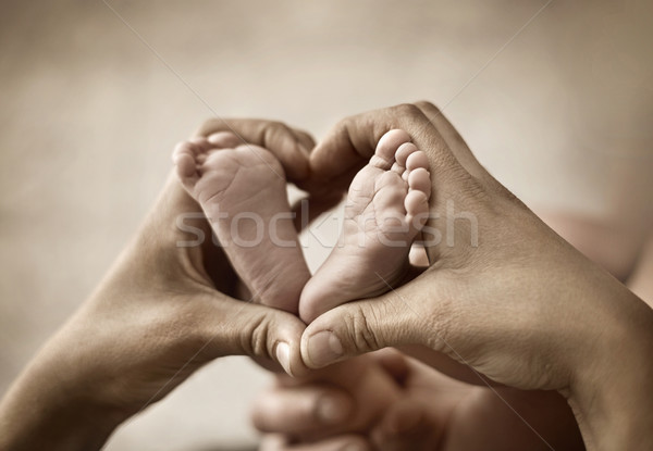 Foto stock: Foto · padres · manos · pequeño · pies