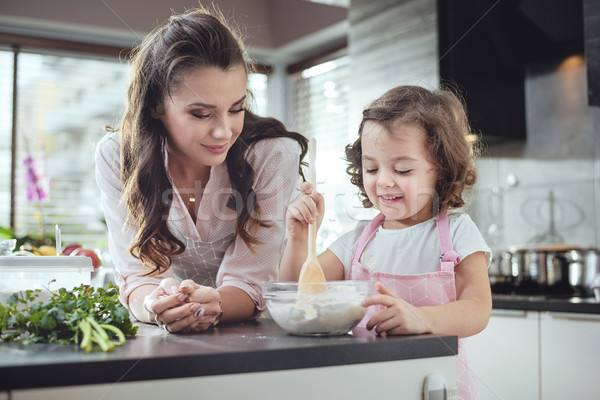 Moeder kijken dochter weinig familie voedsel Stockfoto © konradbak