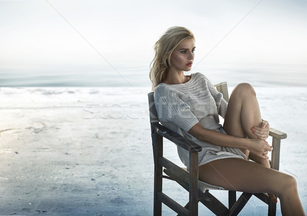 Portret aanlokkelijk vrouw vergadering retro stoel Stockfoto © konradbak