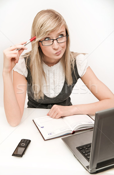 Jonge zakenvrouw denken werk vrouwen technologie Stockfoto © konradbak