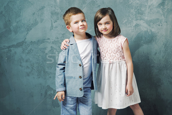 Aanbiddelijk kinderen poseren kinderen familie Stockfoto © konradbak