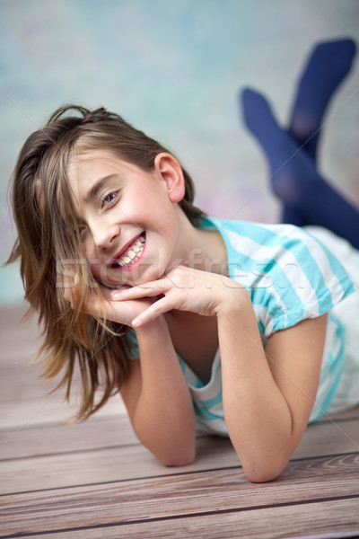 Boldog fiatal lány élvezi fölösleges idő család Stock fotó © konradbak