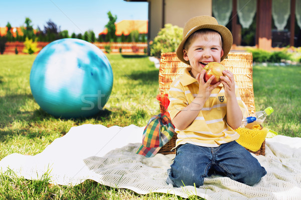 Encantador menino alimentação enorme maçã criança Foto stock © konradbak