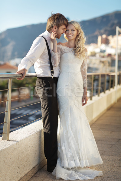 Młodych małżeństwa para miesiąc miodowy niebo Zdjęcia stock © konradbak