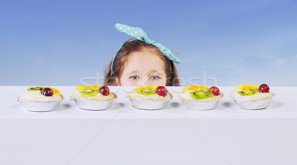 Meisje fruitcake heerlijk partij gezicht achtergrond Stockfoto © konradbak